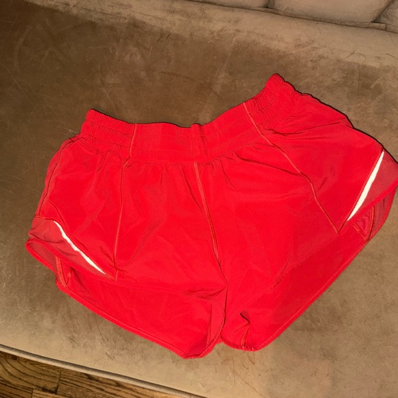 Lululemon Hotty hot 2.5” shorts - Picture 1 of 3